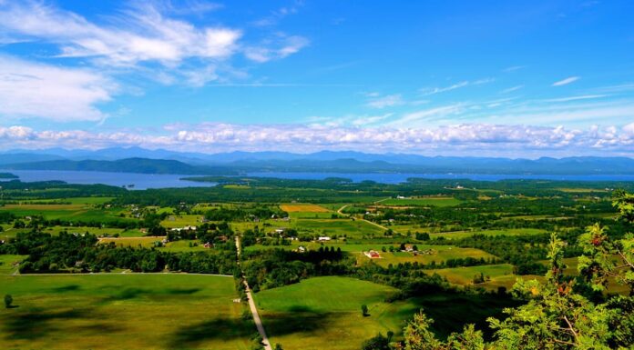 Quanto è largo il lago Champlain? Vista del lago Champlain e degli Adirondacks dal monte Phillo a Charlotte, VT