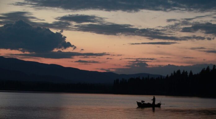 Pesca sul lago Seeley Montana