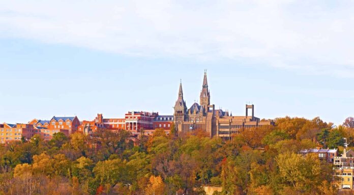 Edifici della Georgetown University in autunno lungo il fiume Potomac.  Panorama scenico urbano in autunno con edifici e strutture ricreative.