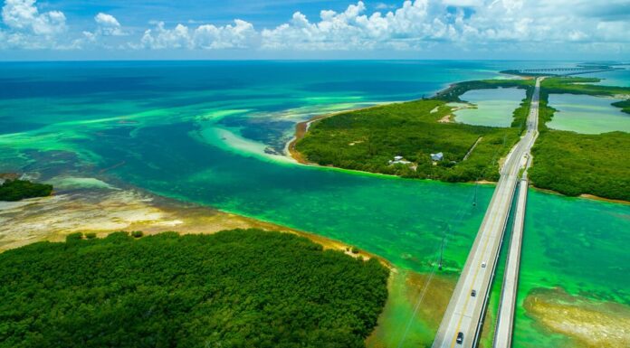 Autostrada d'oltremare per l'isola di Key West, Florida Keys, Stati Uniti.  Natura bellezza vista aerea.