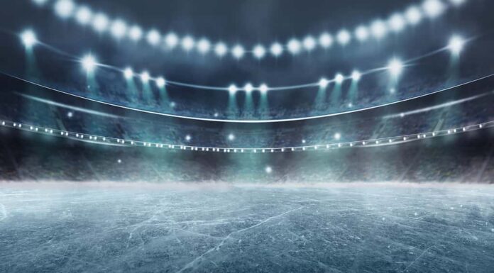 Campo vuoto dell'arena sportiva della pista di pattinaggio sul ghiaccio dell'hockey - stadio