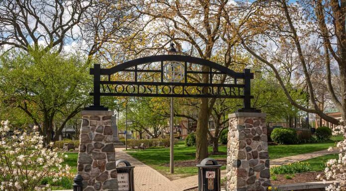Woodstock Square è una delle affascinanti attrazioni che rendono la città una delle 15 cittadine imperdibili dell'Illinois.