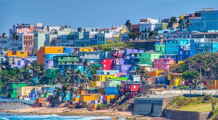 Case colorate fiancheggiano la collina che si affaccia sulla spiaggia di San Juan, Porto Rico