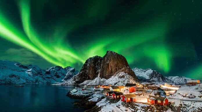Aurora boreale su Hamnoy in Norvegia