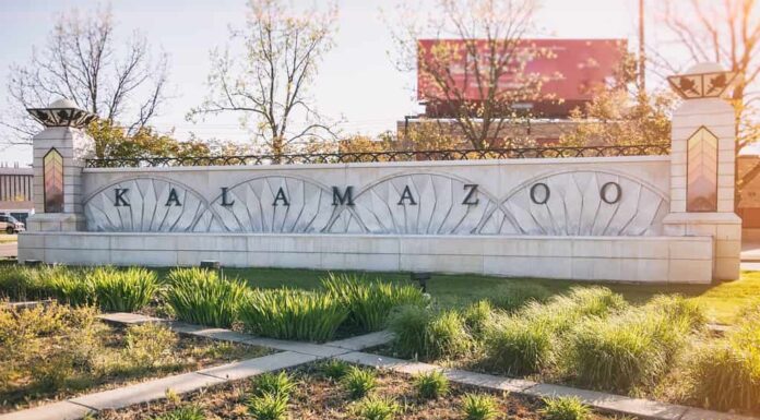 Segno per Kalamazoo girato durante il tardo pomeriggio nel centro di Kalamazoo, Michigan.