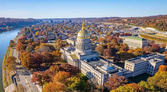 Veduta aerea del West Virginia State Capitol Building e del centro di Charleston con foglie autunnali