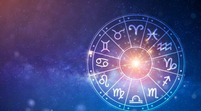 Segni zodiacali all'interno del cerchio dell'oroscopo.  Astrologia nel cielo con molte stelle e lune concetto di astrologia e oroscopi