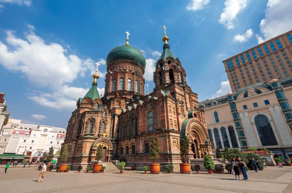 famosa cattedrale di harbin sophia nel cielo blu dalla piazza