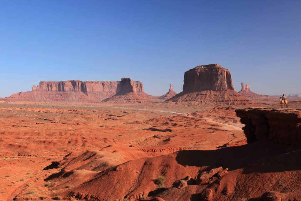 Una donna a cavallo da John Ford's Point si affacciano nel parco tribale della Monument Valley in Arizona, Stati Uniti