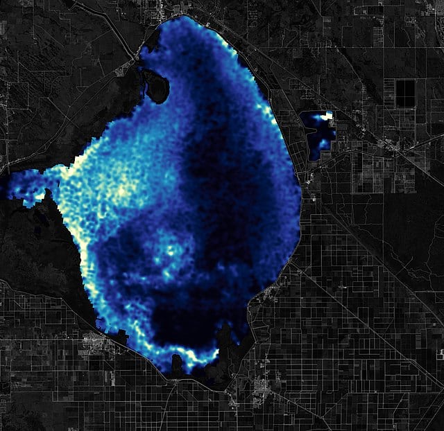 Questa foto dallo spazio nel luglio 2022 mostra che metà del lago Okeechobee era ricoperta di alghe blu-verdi.