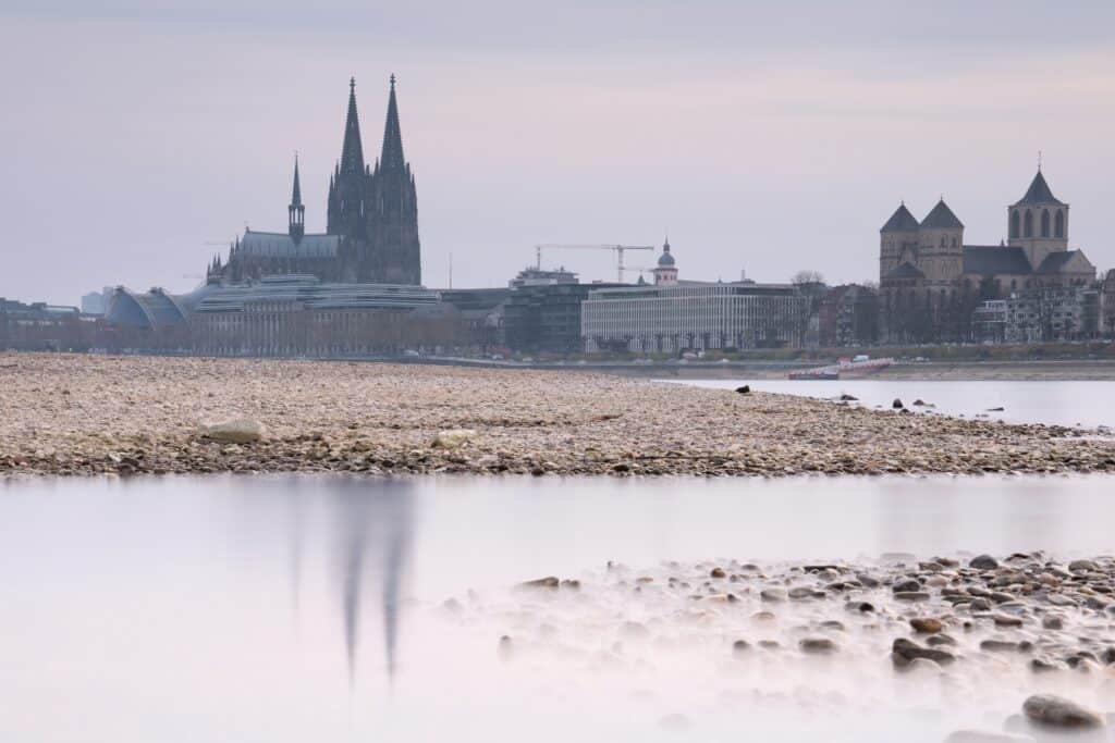 Acqua bassa del fiume Reno a Colonia a causa della siccità in Europa