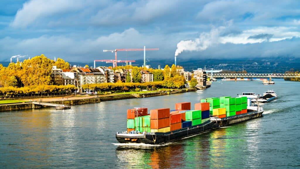 Nave portacontainer piena di contenitori dai colori vivaci sul fiume Reno a Mainz - Renania-Palatinato, Germania
