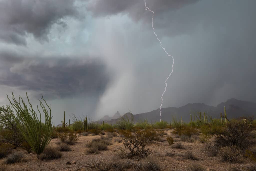 Fulmine che colpisce il deserto di Sonora