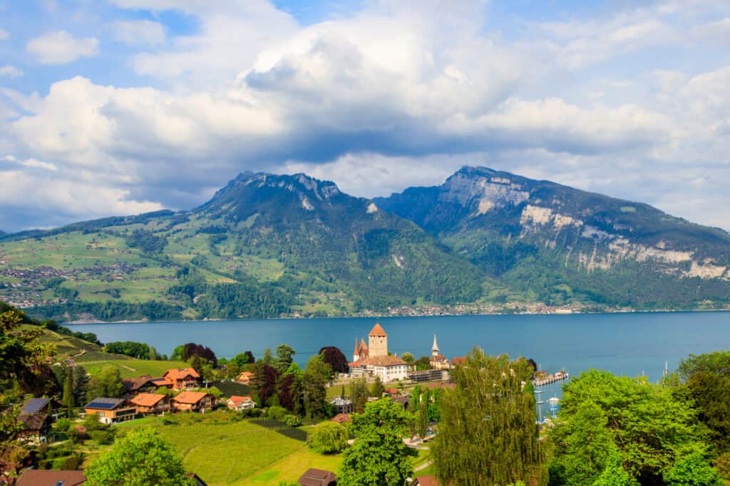 Veduta aerea della città di Spiez con il castello di Spiez e il Lago di Thun nell'Oberland Bernese, Svizzera