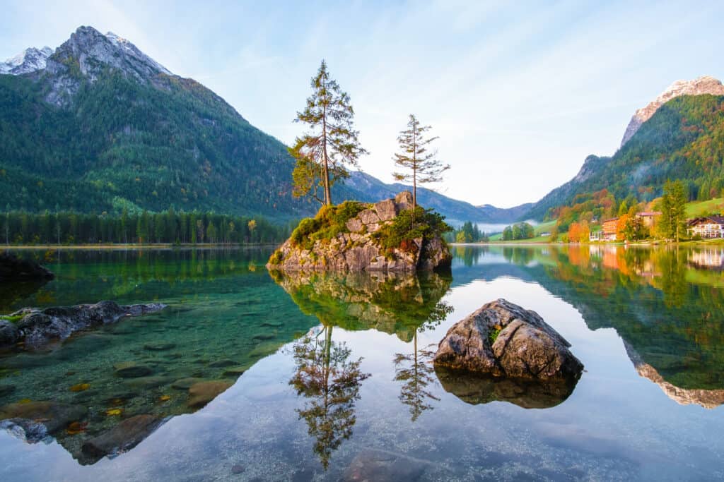 Meraviglioso autunno del lago Hintersee in Germania