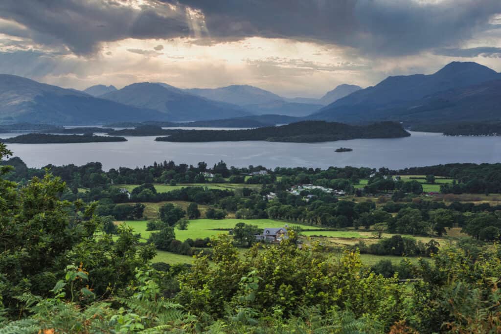 Loch Lomond Panorama con uno sfondo di Luss Hills, Arrochar Hills e Ben Lomond, visto da Duncryne Hill, Gartocharn, The Dumpling, Scozia
