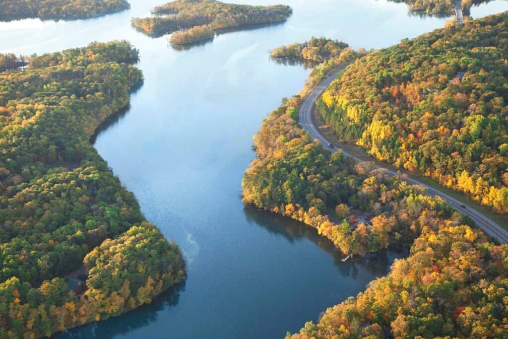 Ripresa aerea di una strada lungo il fiume Mississippi