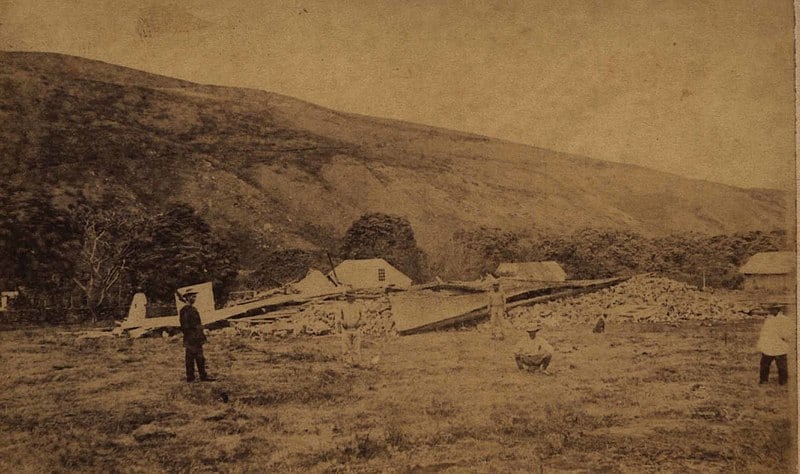 Fotografia in tonalità seppia della chiesa di Waiohinu distrutta dal terremoto del 1868 alle Hawaii