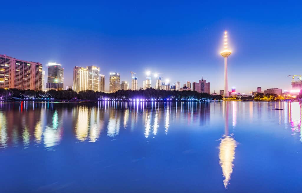 Paesaggio urbano di Shenyang di notte. Torre della TV di Shenyang e Lago della Gioventù (Lago Qingnian). Situato nel Parco della Gioventù (Parco Qingnian), città di Shenyang, provincia di Liaoning, Cina.