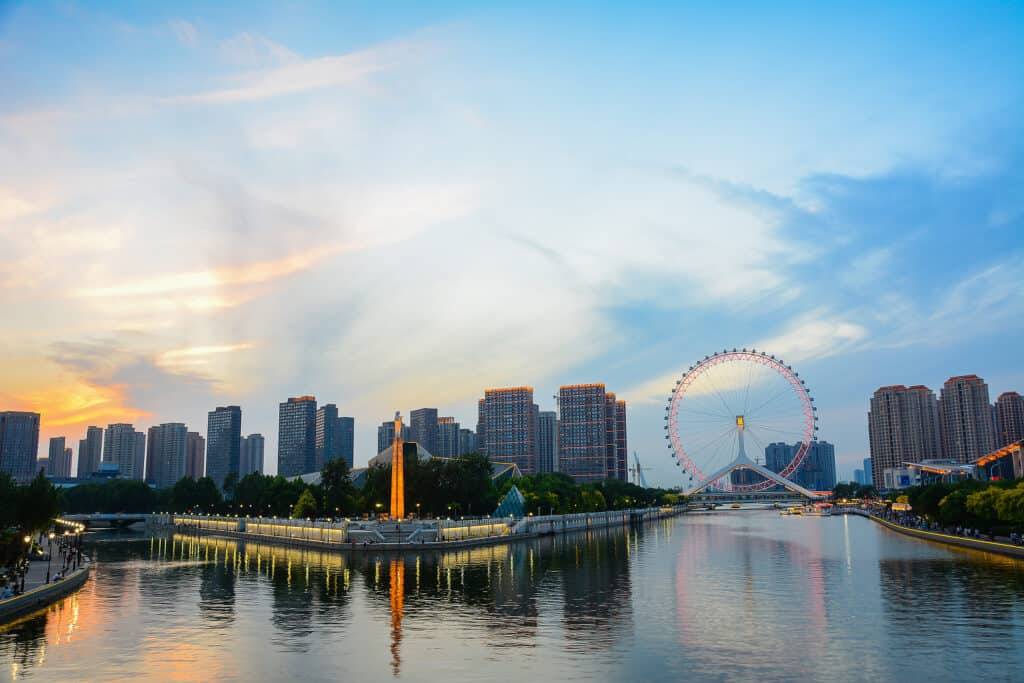 Paesaggio urbano della ruota panoramica di Tianjin, occhi di Tianjin nel crepuscolo prima della notte. Punto di riferimento più moderno e popolare nella città di Tianjin.