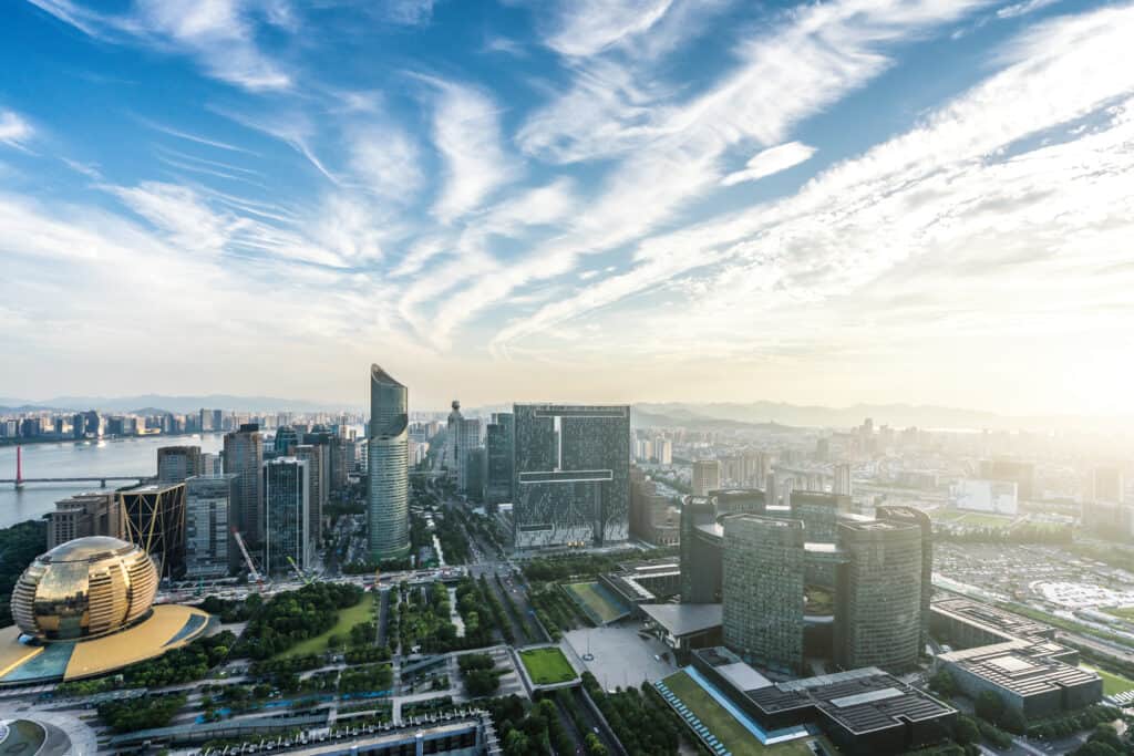 skyline panoramico della città a Hangzhou in Cina