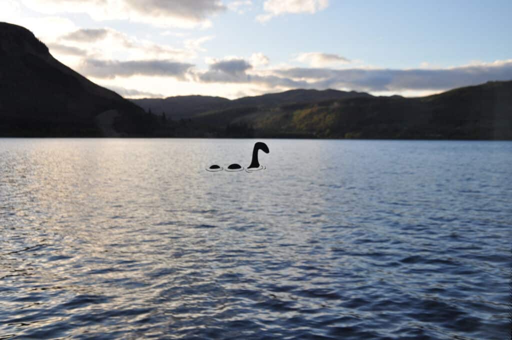 mostro di loch ness che galleggia in un lago