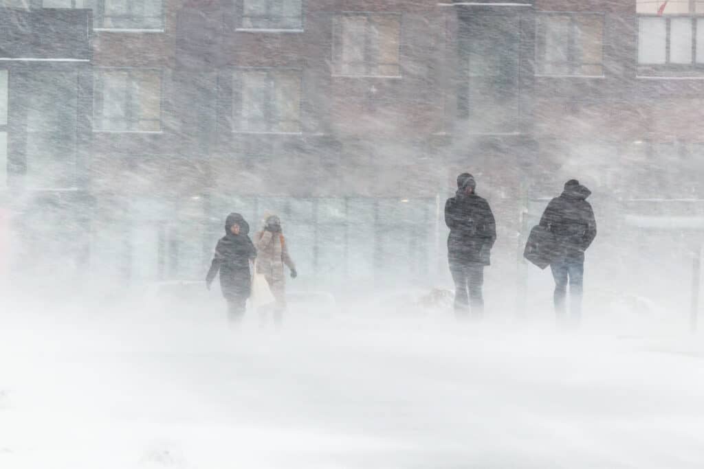 camminare in condizioni di bufera di neve