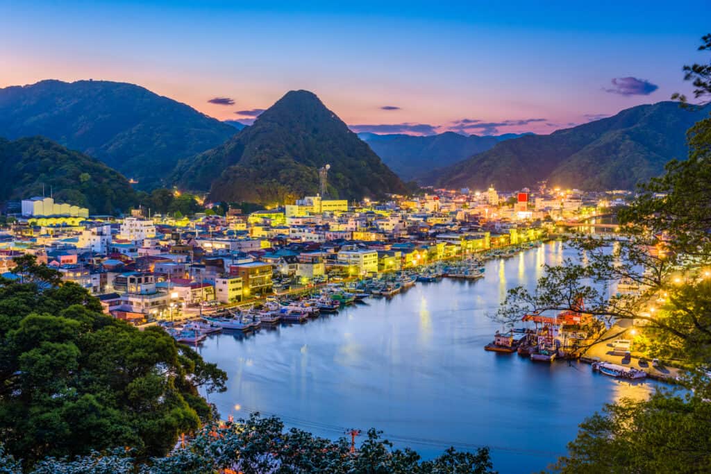 Orizzonte della città di Shimoda, Shizuoka, Giappone al crepuscolo.