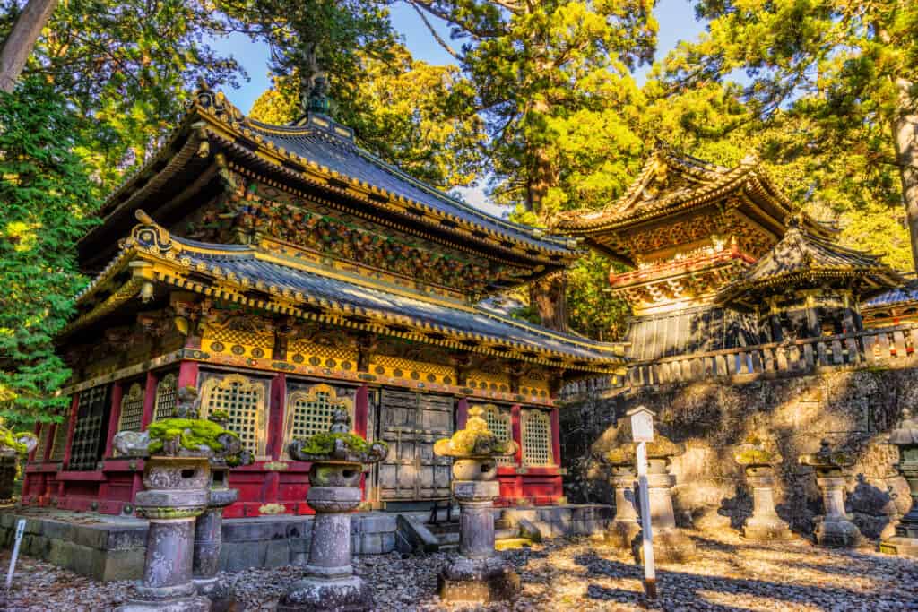 Un santuario shintoista del XVII secolo a Nikko, in Giappone, all'alba
