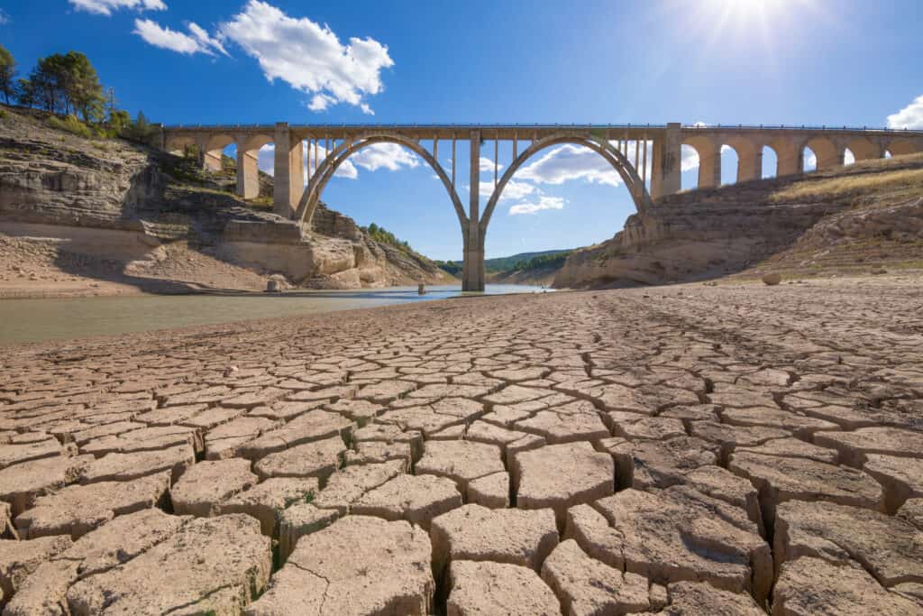 Paesaggio di terra secca e viadotto, siccità estrema nel bacino idrico di Entrepenas, a Guadalajara, Castilla, Spagna 