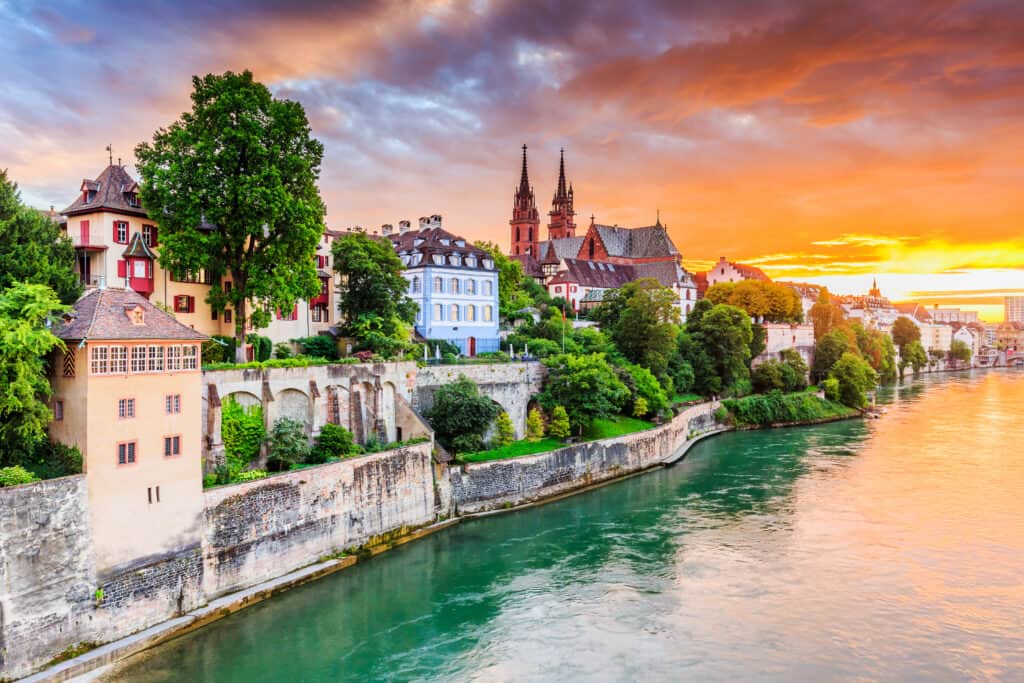 Basilea, Svizzera.  Città vecchia con la cattedrale di Munster in pietra rossa sul fiume Reno.