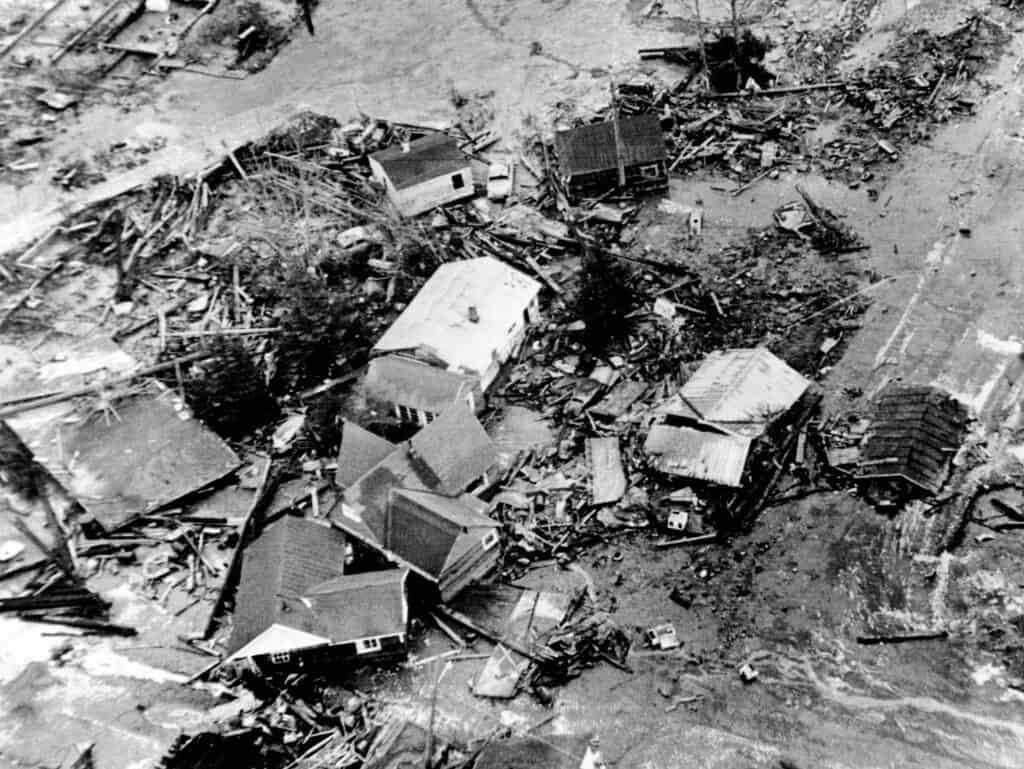 Foto in bianco e nero della distruzione del terremoto in Alaska del 1964 Un'onda di marea alta 30 piedi causata dal terremoto distrusse aree basse della città costiera di Seward