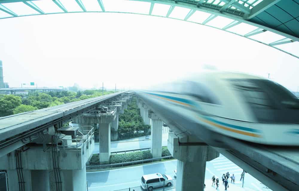 Treno Maglev in arrivo alla stazione di Shanghai, Cina