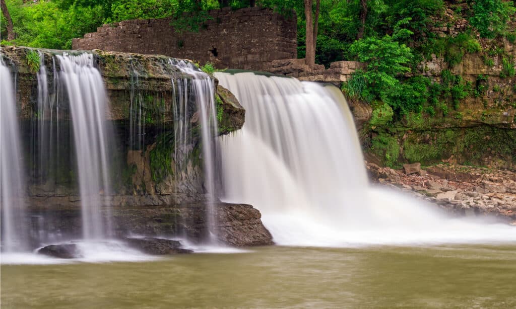 La cataratta cade