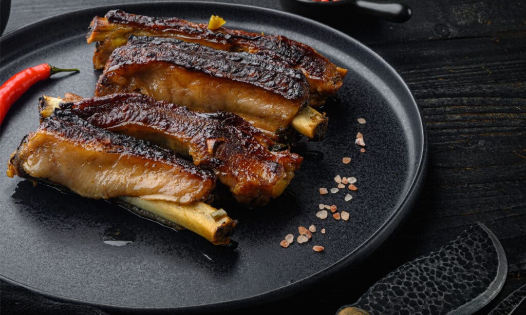 Costine di maiale barbecue su un piatto