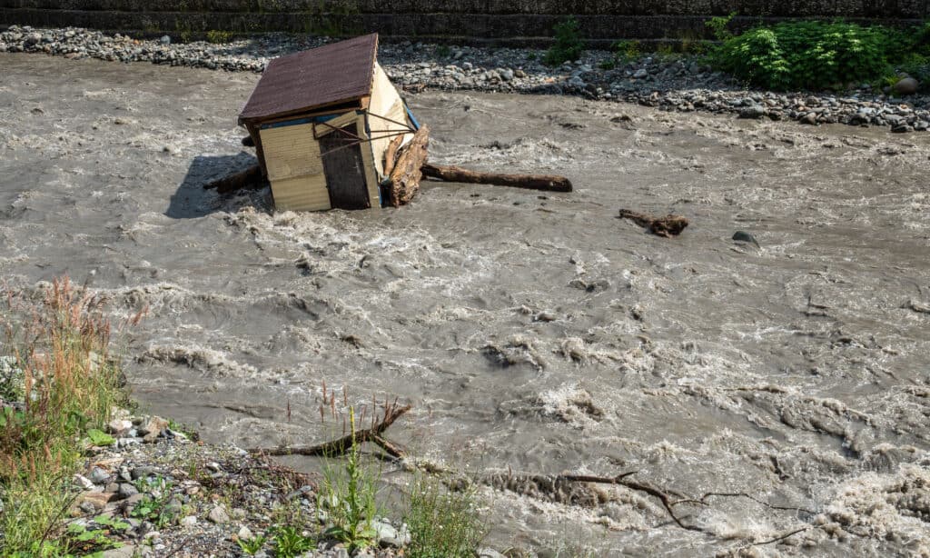 Una piccola casa ha distrutto la colata di fango in montagna