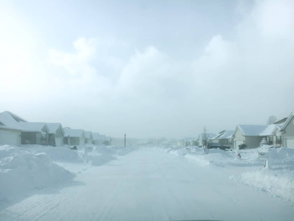 Un quartiere suburbano ricoperto da una fitta neve a causa del vortice polare