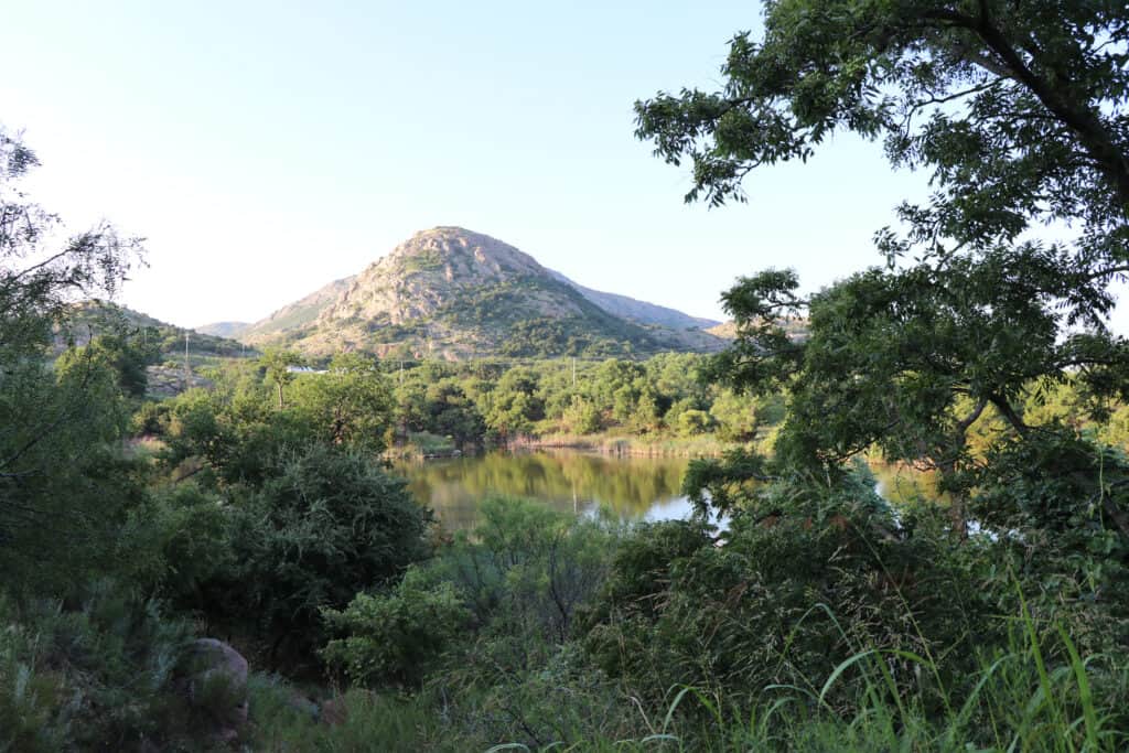 paesaggio di montagne e alberi nel Quartz Mountain State Park