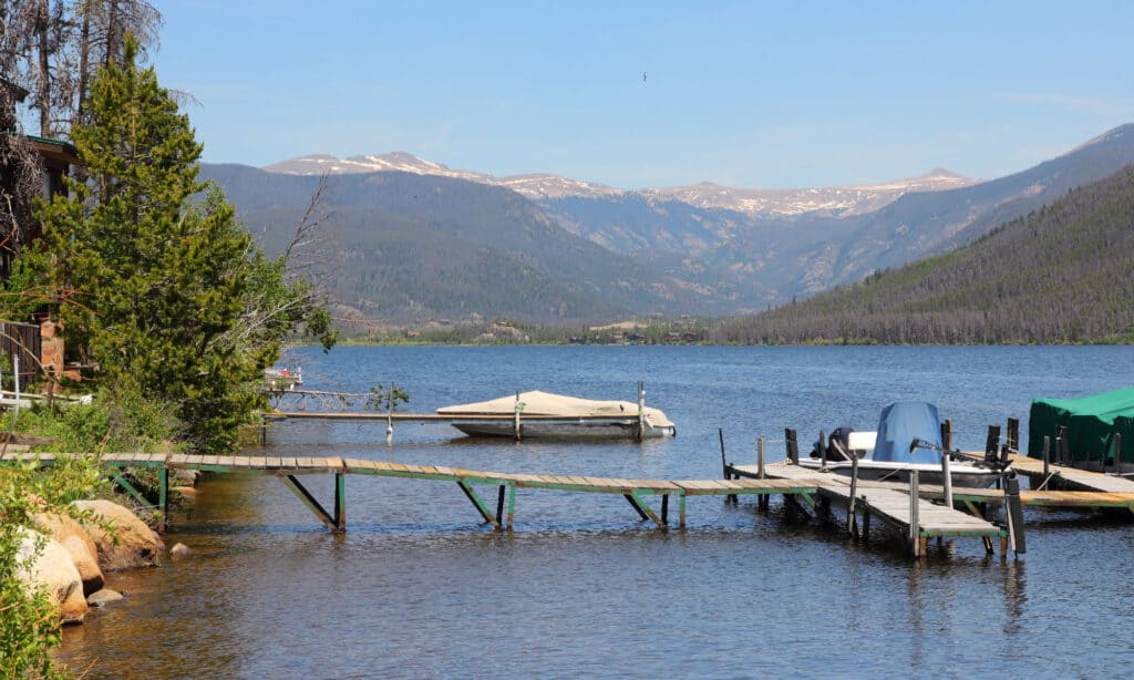Lago di montagna ombra
