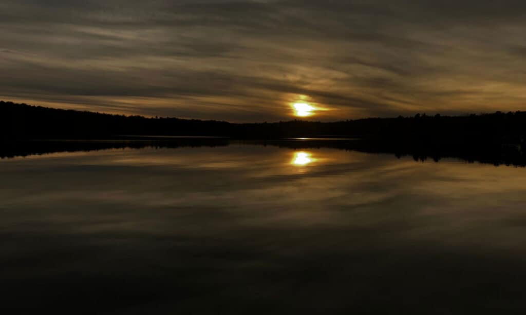 Tramonto sul bacino idrico di Otis visto da un molo.