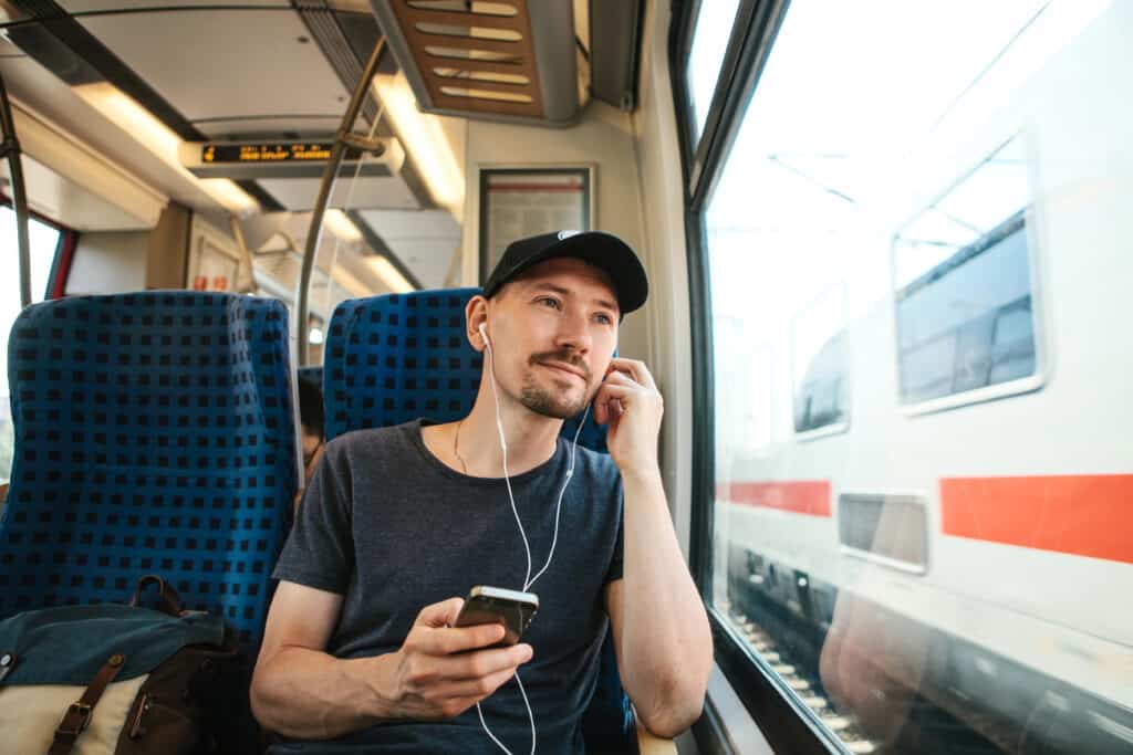 ragazzo sul treno che ascolta qualcosa