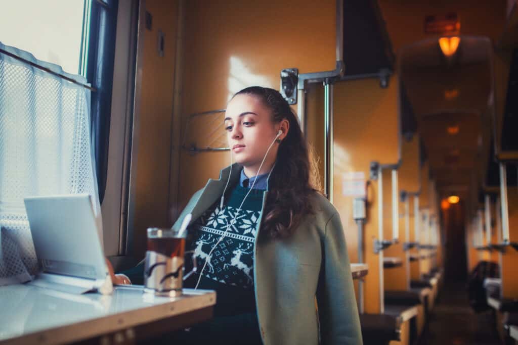 donne che guardano film sul laptop