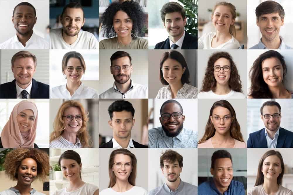 Umani multipli che sorridono