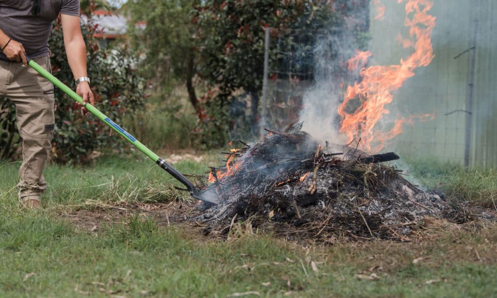 Detriti in fiamme