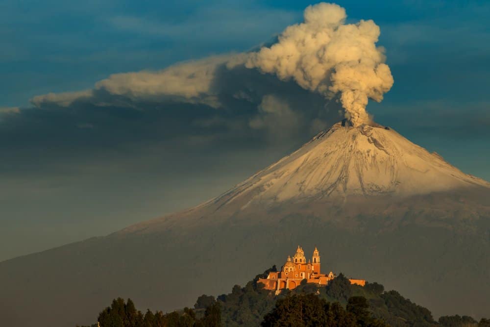 Il Popocatepetl, fumante al mattino