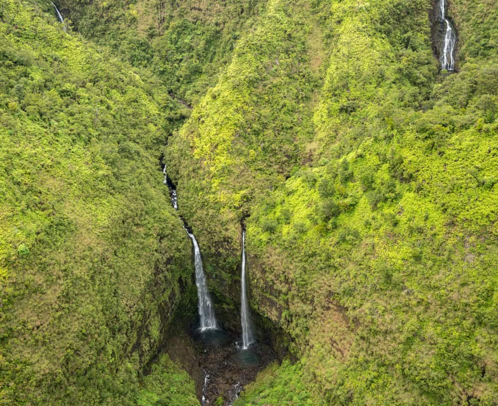 Vista aerea delle cascate nel cratere del Monte Waialeale sull'isola hawaiana di Kauai dal volo in elicottero