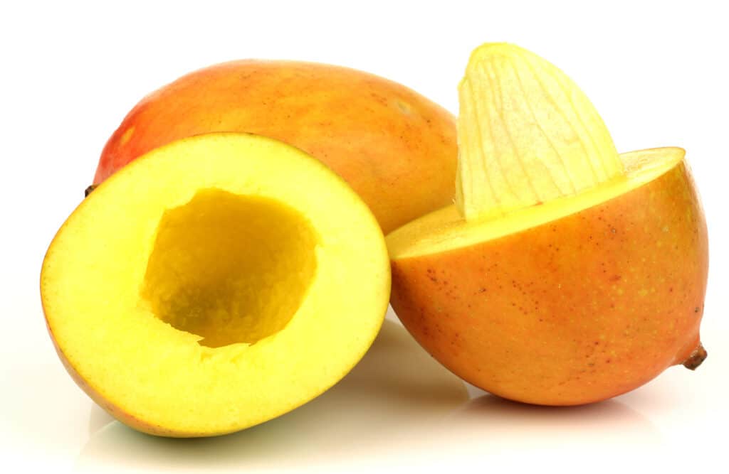 due manghi, uno con nocciolo