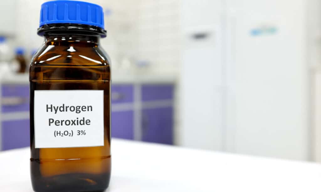 Una bottiglia di perossido di idrogeno al 3%.