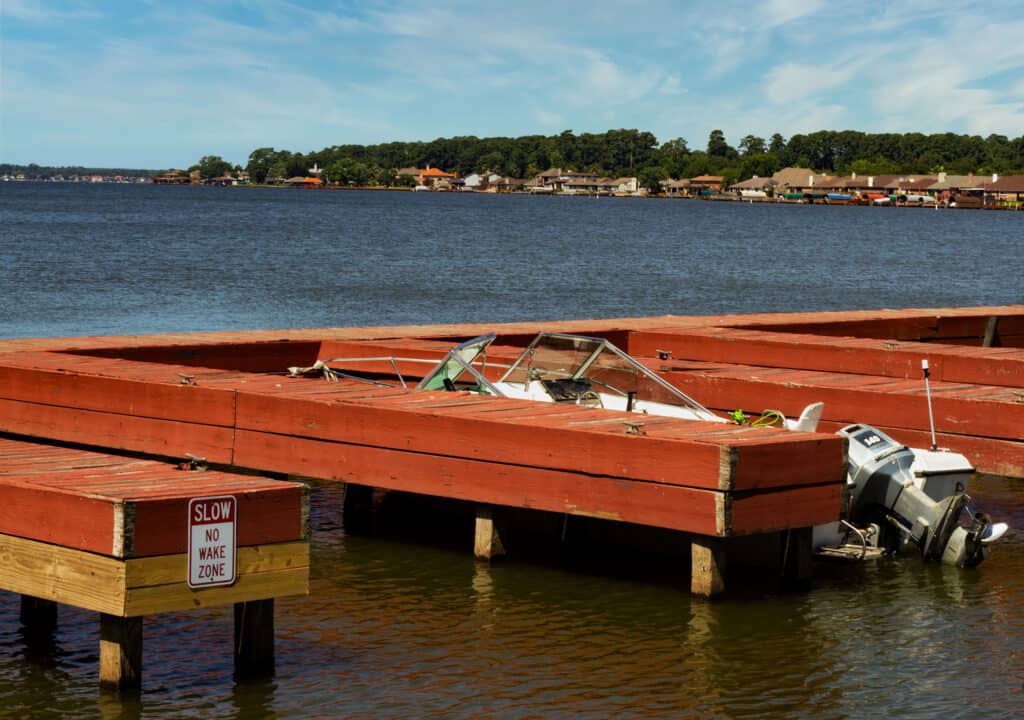 Vista dei bacini di pesca sul lago Conroe