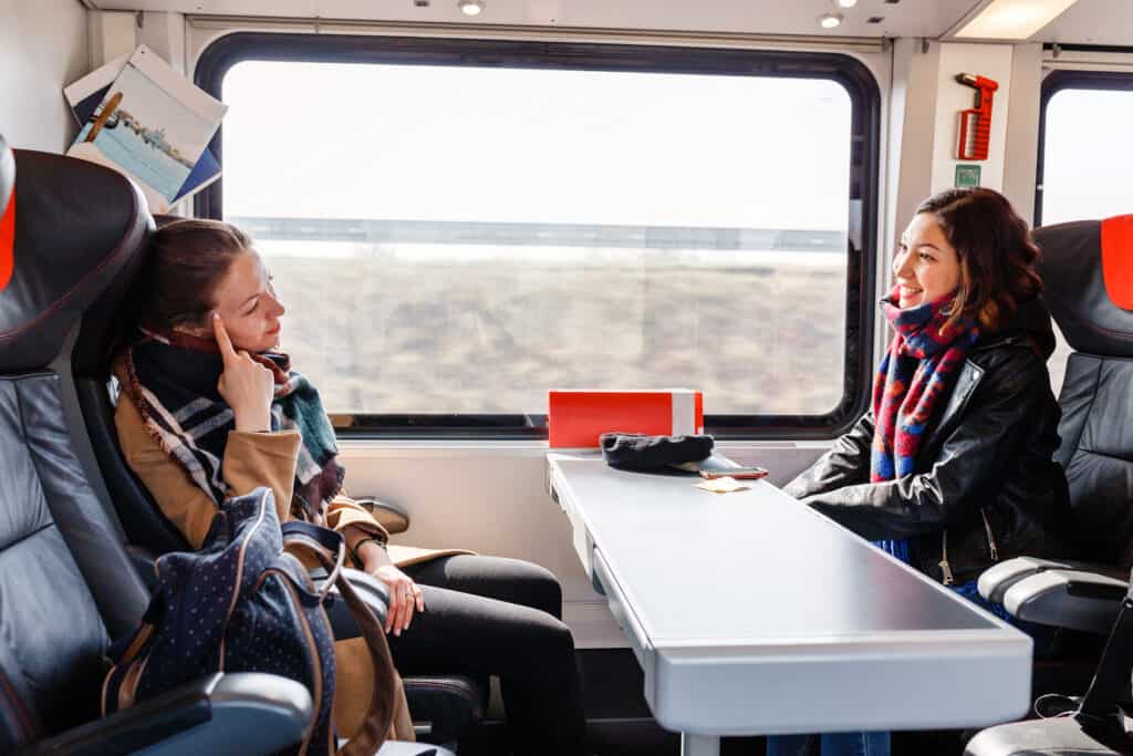 due donne che parlano in treno